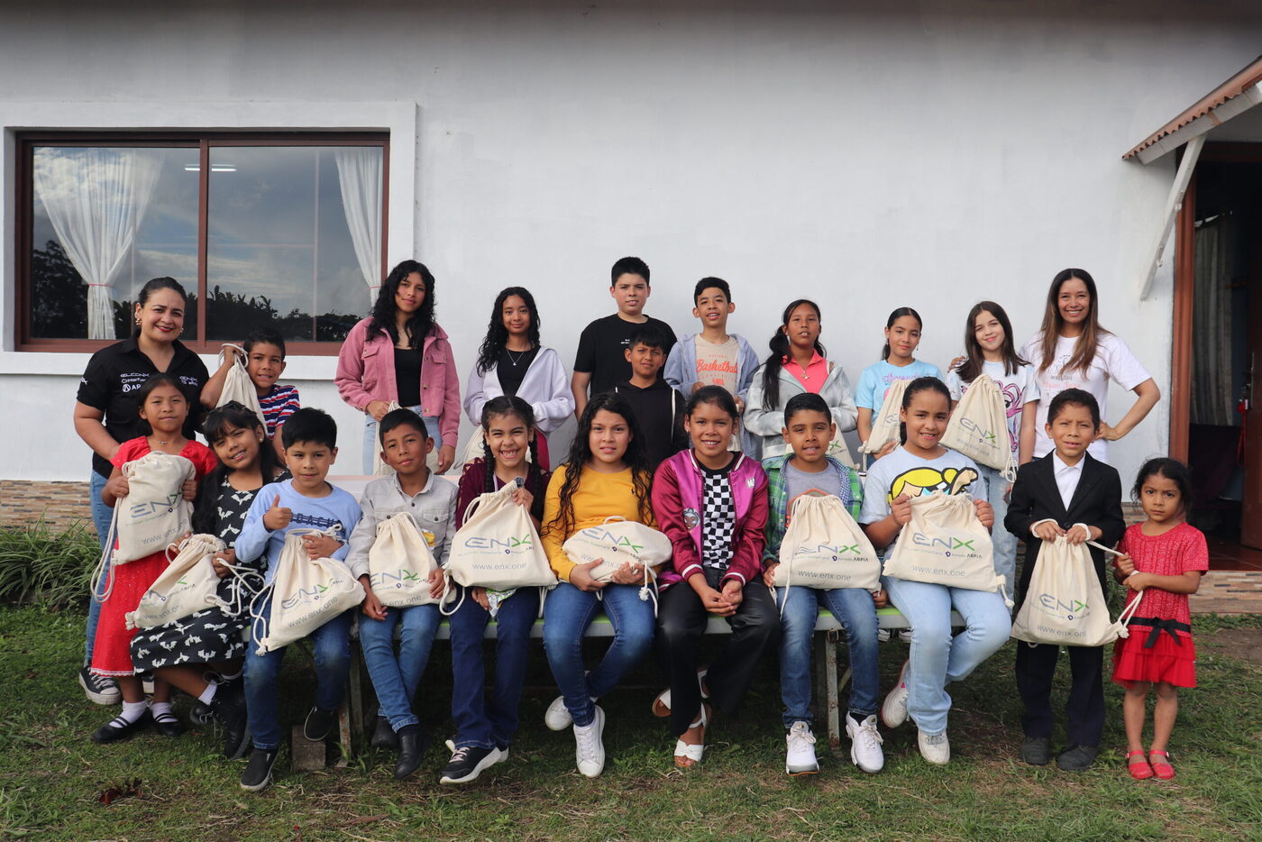 Estudiantes becados del programa de inglés en Tierras Altas