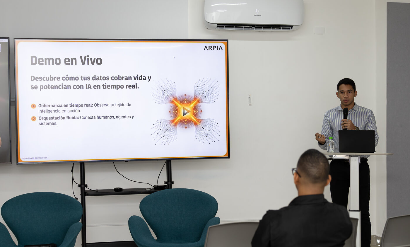 Jaime Barrios demostrando Vibe Coding con ARPIA en evento de inteligencia artificial para ERP
